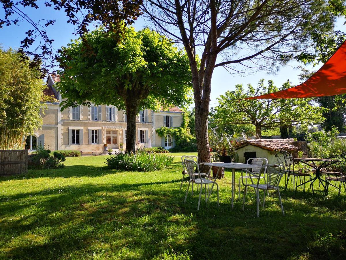 La Burie Acomodação com café da manhã Saint-Savinien Exterior foto